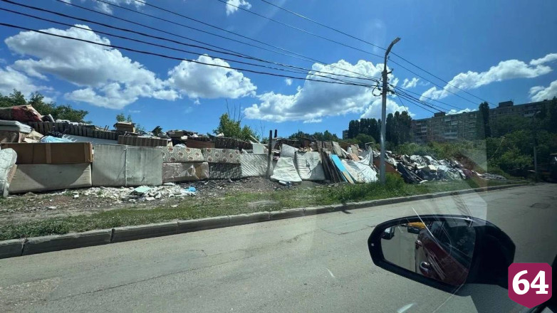 Саратовцы просят убрать стену из хлама у дороги